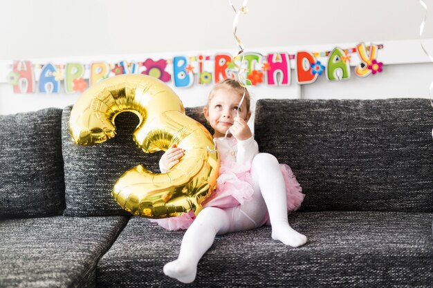 Nettes Mädchen mit Ballon