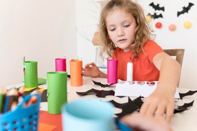 Nettes Mädchen mit Halloween-Konzept