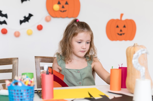 Nettes Mädchen mit Halloween-Konzept