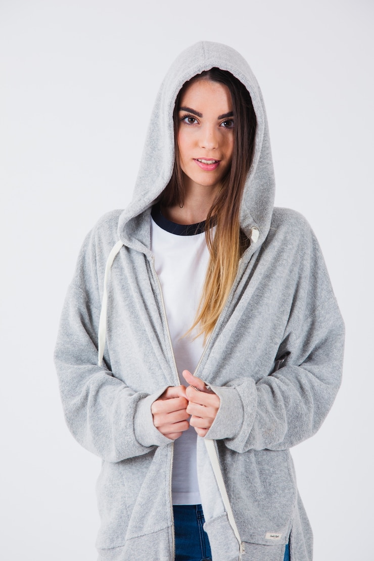 Kostenlose Foto nettes mädchen mit verführerischer art zu suchen
