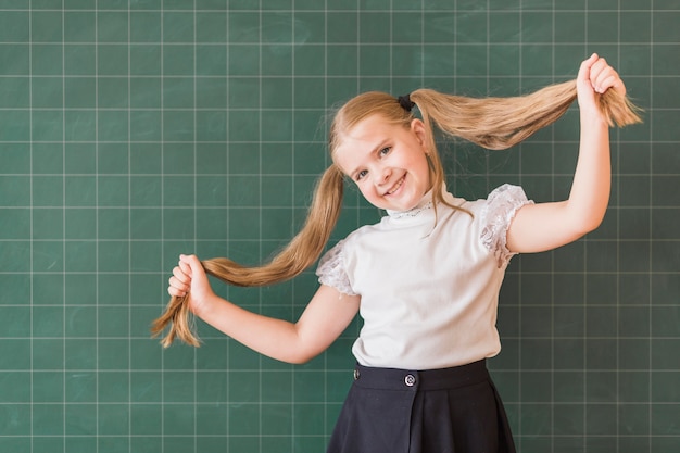 Kostenloses Foto nettes mädchen nahe schulbehörde