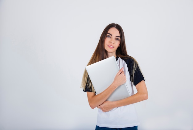 Nettes Mädchen umarmt ihre Lap Top