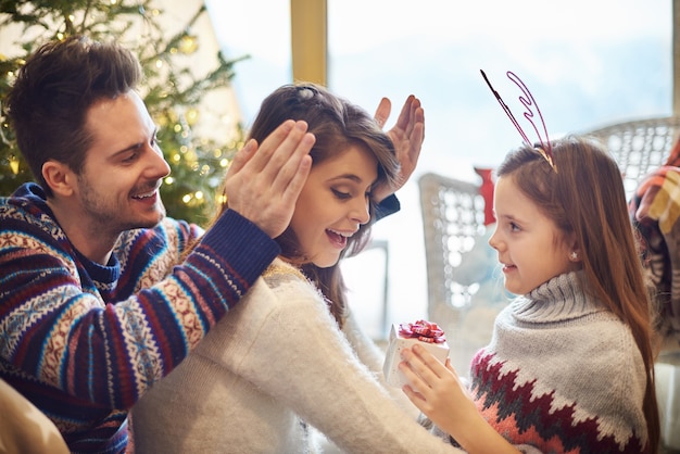 Nettes Mädchen und Vater überraschende Mutter