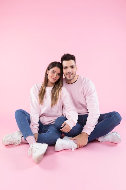 Nettes Paar auf rosa Hintergrund