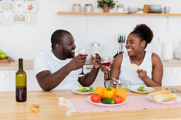 Nettes Paar, das ein romantisches Abendessen hat