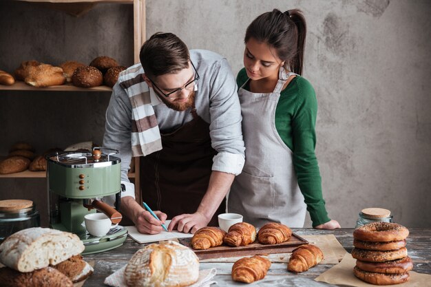 Nettes Paar, das in der Küche kocht