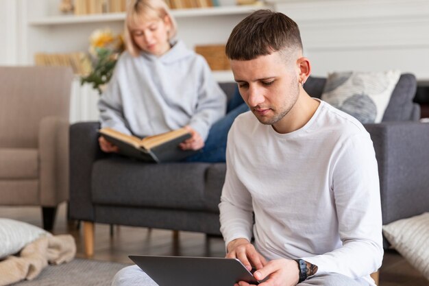 Nettes Paar, das Qualitätszeit zusammen zu Hause verbringt