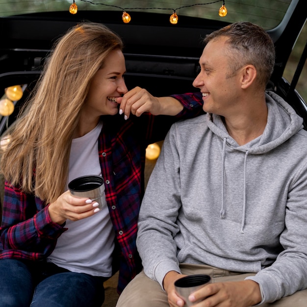 Kostenloses Foto nettes paar, das zusammen roadtrip genießt