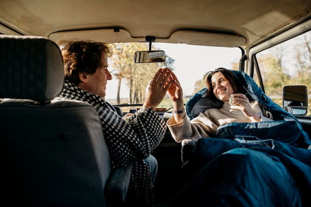 Nettes Paar mit einem schönen Roadtrip