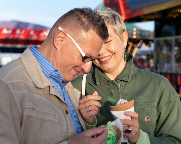 Nettes Paar mittleren Alters, das ein Date in einem Abenteuerpark hat