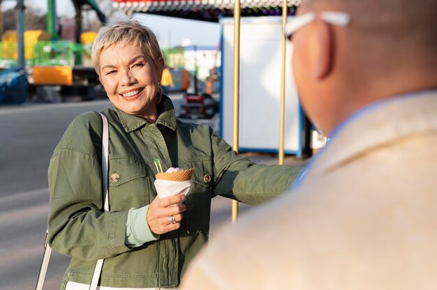 Nettes Paar mittleren Alters, das ein Date in einem Abenteuerpark hat