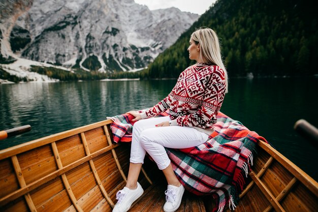 Nettes, schönes Paar auf dem Fluss