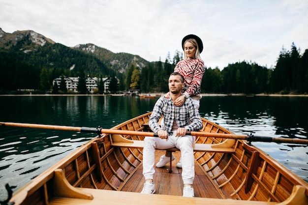 Nettes, schönes Paar auf dem Fluss