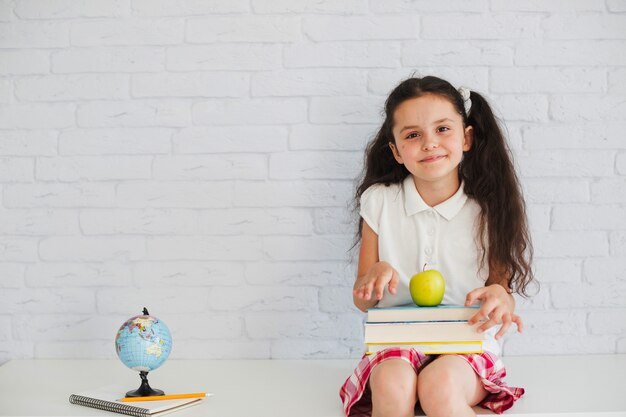 Nettes Schüler Mädchen sitzen