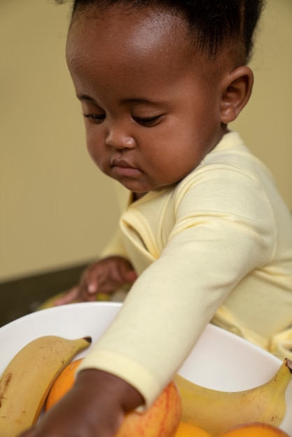 Nettes schwarzes Babyporträt zu Hause