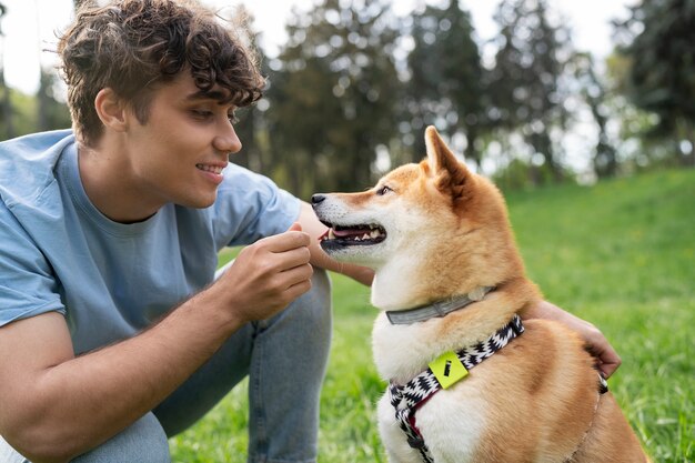 Nettes shiba inu haustier mit familie