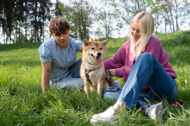 Nettes shiba inu haustier mit familie