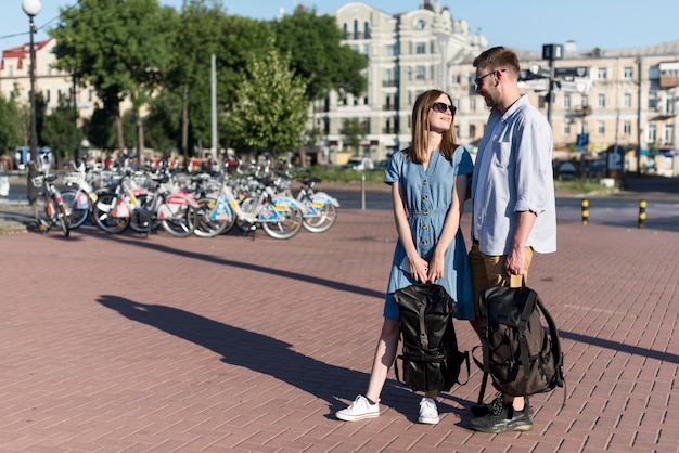 Nettes Touristenpaar im Freien mit Rucksäcken