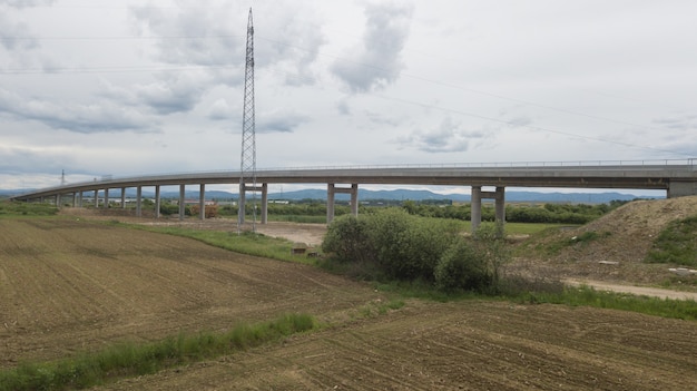 Neue kürzlich gebaute Autobahn im Bezirk Brcko, Bosnien und Herzegowina