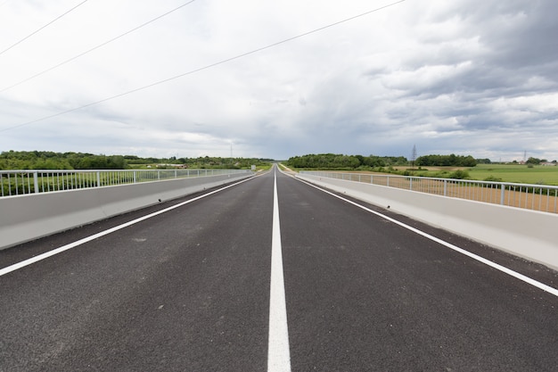 Neue kürzlich gebaute Autobahn im Bezirk Brcko, Bosnien und Herzegowina