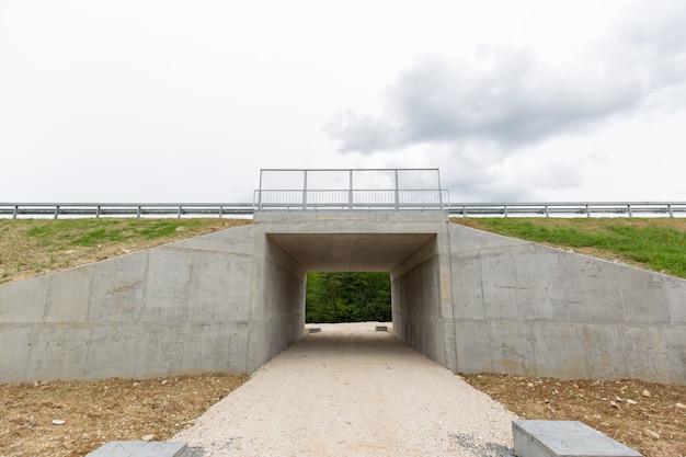 Neue kürzlich gebaute Autobahn im Bezirk Brcko, Bosnien und Herzegowina