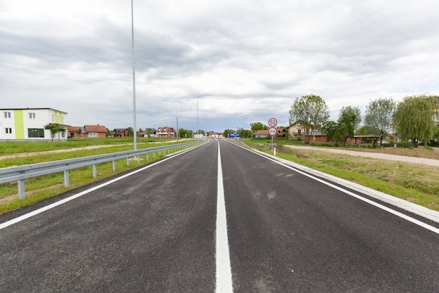 Neue kürzlich gebaute Autobahn im Bezirk Brcko, Bosnien und Herzegowina