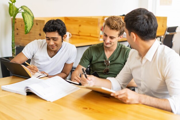 Neue Mitarbeiter nehmen ein Corporate Training für Neueinsteiger