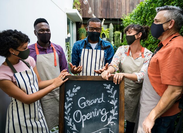 Neue normale Eröffnung des Coffeeshops während der Corornavirus-Pandemie