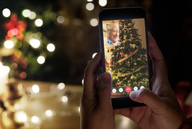 Neue normale Weihnachtsfeier mit Videoanruf