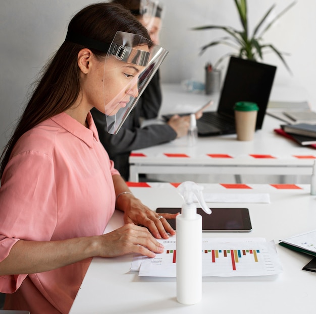 Kostenloses Foto neue normalität im büro für firmenangestellte