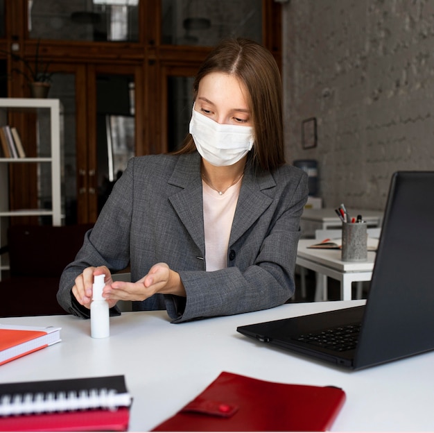 Kostenloses Foto neue normalität im büro mit gesichtsmaske