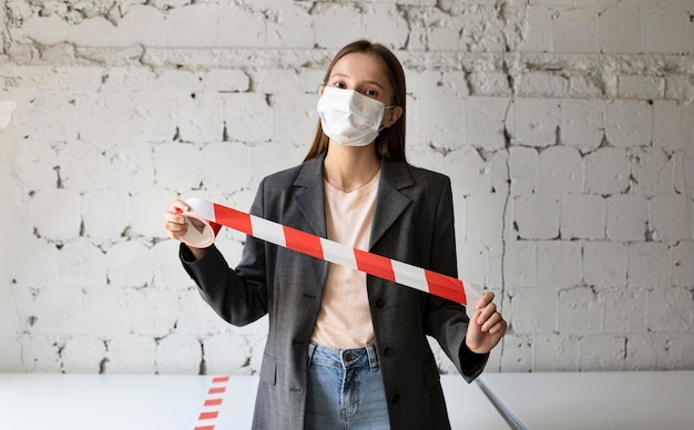 Kostenloses Foto neue normalität im büro mit gesichtsmaske