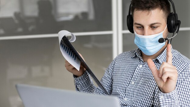 Neue Normalität im Büro mit Gesichtsmaske