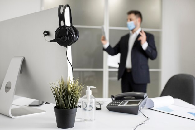 Neue Normalität im Büro mit Gesichtsmaske