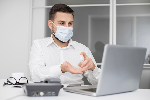 Neue Normalität im Büro mit Gesichtsmaske