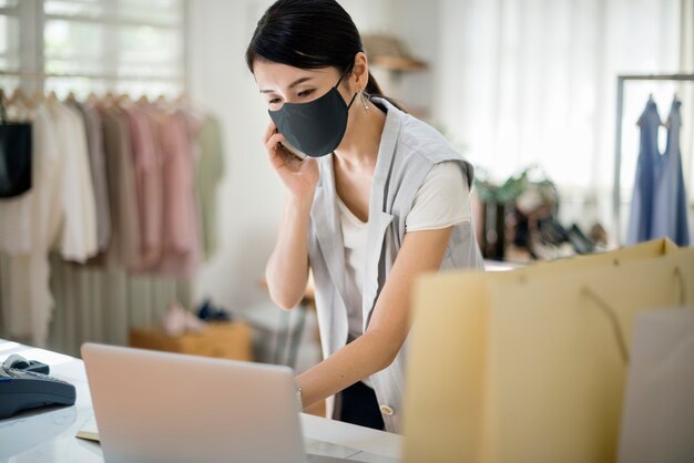 Neue Normalität im Einzelhandel, Mitarbeiter mit Maske