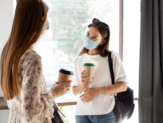 Neue Normalität mit Gesichtsmaske und sozialer Distanz