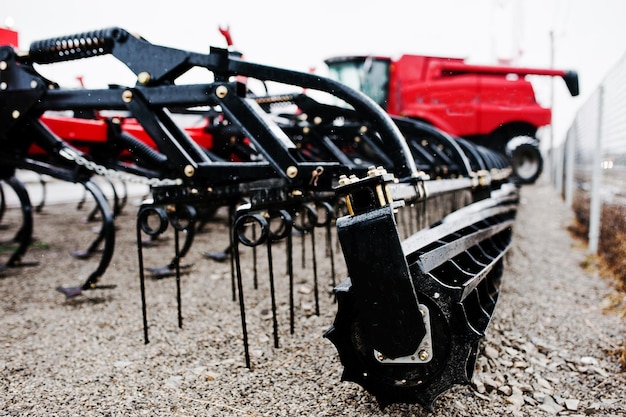 Neue rote landwirtschaftliche Sämaschine Nahaufnahme