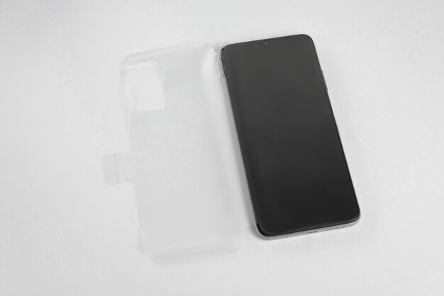 Neues Handy mit transparenter Abdeckung über isoliertem weißem Hintergrund