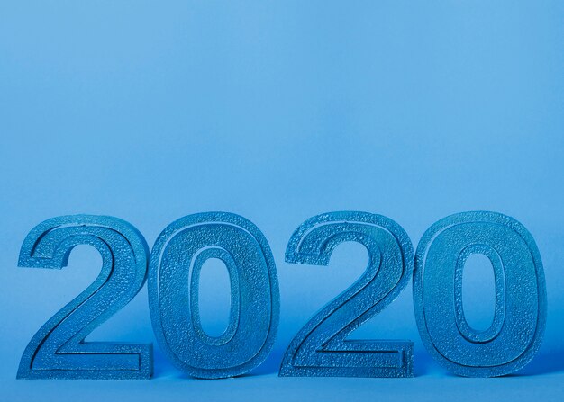 Neues Jahr 2020 nummeriert auf blauem Hintergrund mit Kopienraum