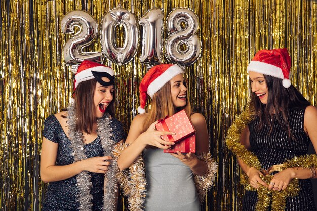 Neues Jahr-Konzept mit fröhlichen Mädchen und Geschenke
