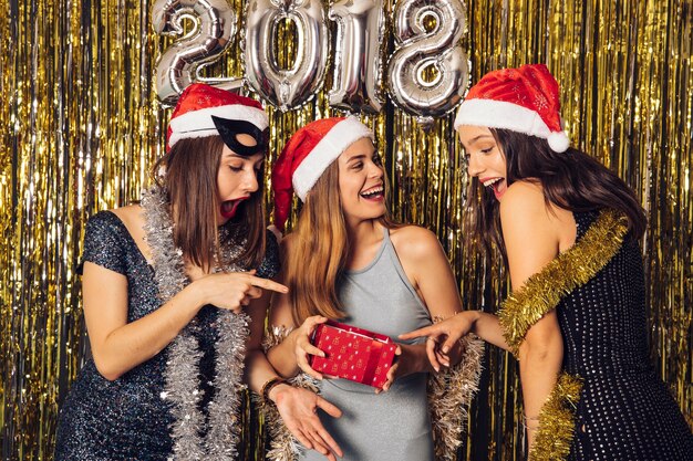 Neues Jahr-Konzept mit Mädchen und Geschenke