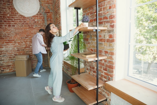 Neues Leben. Junges Paar zog in ein neues Haus oder eine neue Wohnung. Sieh glücklich und selbstbewusst aus