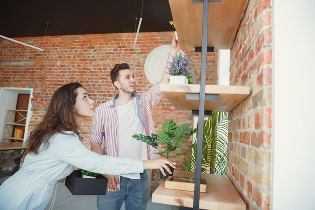 Neues Leben. Junges Paar zog in ein neues Haus oder eine neue Wohnung. Sieh glücklich und selbstbewusst aus