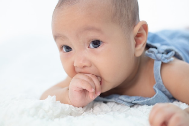 Neugeborene Babyhand, selektiver Fokus