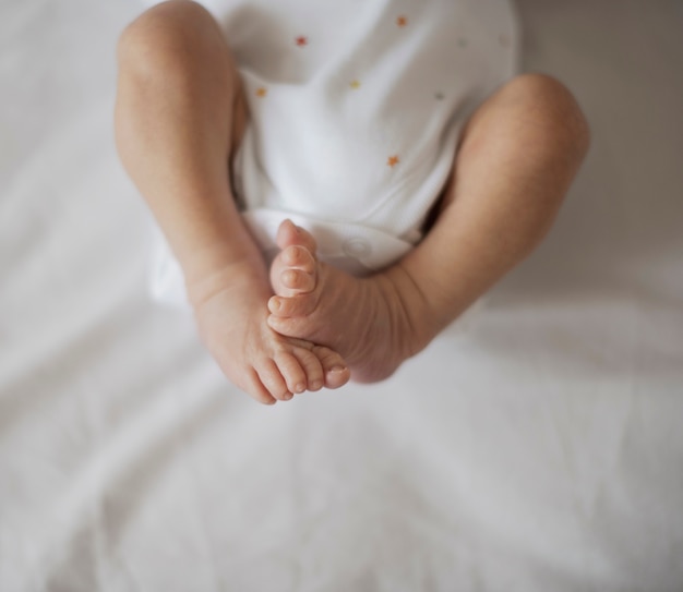 Neugeborene entzückende Beine der Draufsicht