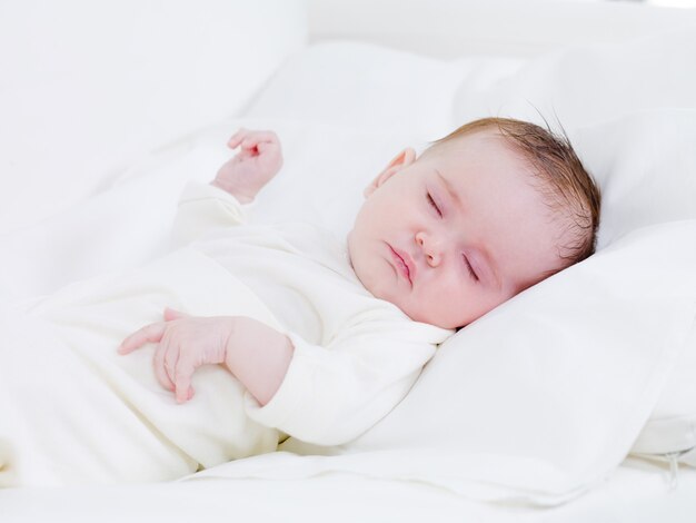 Neugeborenes Baby in süßen Träumen