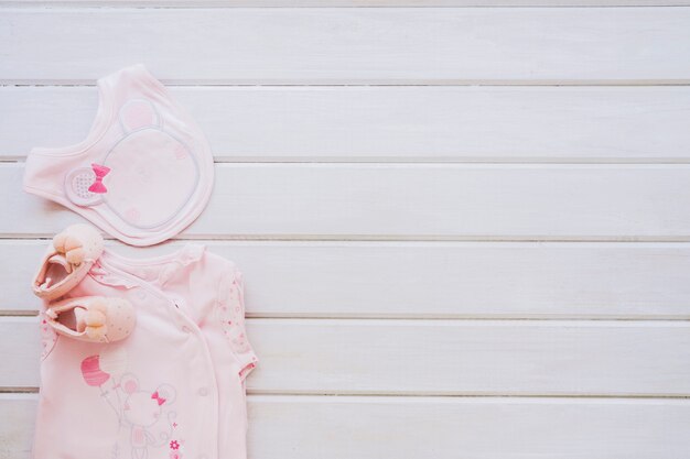 Neugeborenes Konzept mit Kleidung und Raum