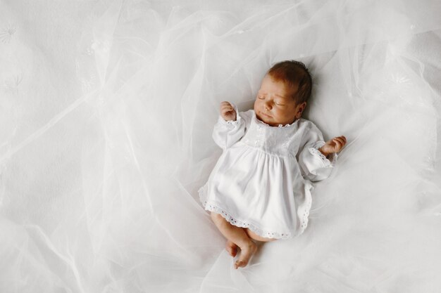 Neugeborenes weibliches Baby liegt auf dem Bett