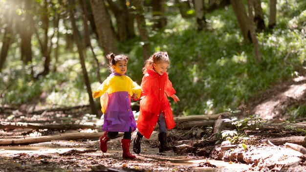 Neugierige Kinder bei einer Schatzsuche im Wald